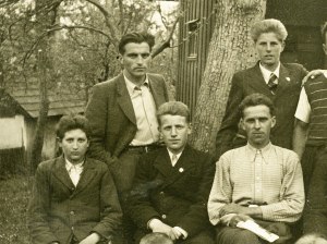 Pred-Ivanovim-čebelnjakom-2-001