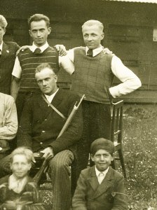 Pred-Ivanovim-čebelnjakom-2-002