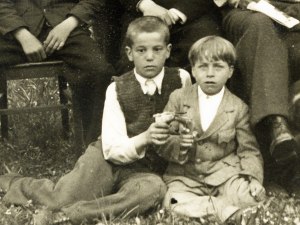 Pred-Ivanovim-čebelnjakom-2-003