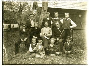 Pred-Ivanovim-čebelnjakom-2