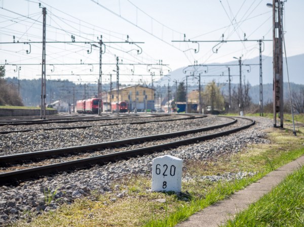 Kilometrski kamen na zahodni strani postaje Rakek, datum: 10. 4. 2015, foto: Miloš Toni